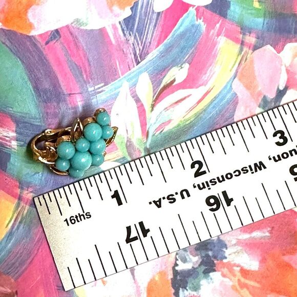 Vintage Crown Trifari gold tone turquoise beaded clip on earrings - Picture 8 of 10